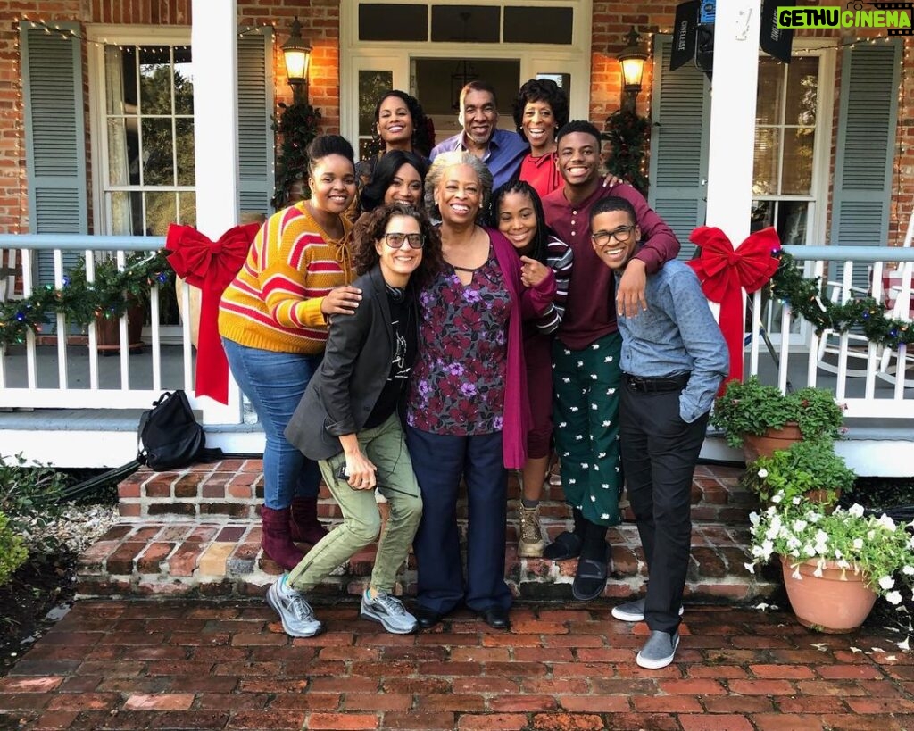 Brandon Gilpin Instagram - “Greyson Family Christmas” is back on air! It’s that time of year again family! Grab your family’s this holiday season and enjoy our movie! On Bounce TV tonight at 8pm & NOW FOR FREE ON AMAZON PRIME & TUBI Go stream that now! LOVE ALL MY CAST AND CREW! We made memories we will never forget! RIP CAROL SUTTON 🖤🙏🏾 #greysonfamilychristmas #ShowTimeBrando #actor #brandongilpin #christmasmovies