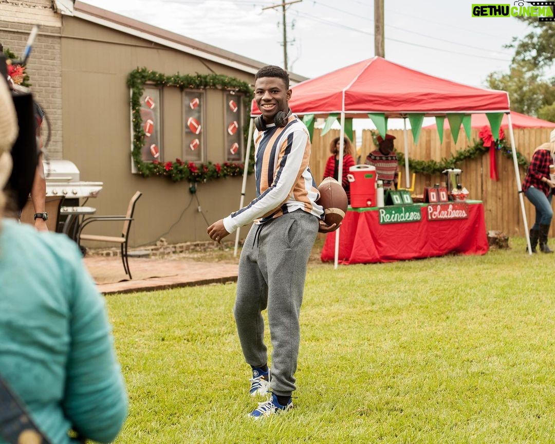 Brandon Gilpin Instagram - “Greyson Family Christmas” is back on air! It’s that time of year again family! Grab your family’s this holiday season and enjoy our movie! On Bounce TV tonight at 8pm & NOW FOR FREE ON AMAZON PRIME & TUBI Go stream that now! LOVE ALL MY CAST AND CREW! We made memories we will never forget! RIP CAROL SUTTON 🖤🙏🏾 #greysonfamilychristmas #ShowTimeBrando #actor #brandongilpin #christmasmovies
