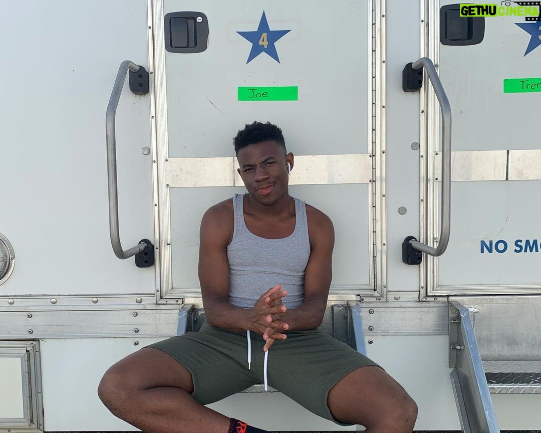Brandon Gilpin Instagram - “Greyson Family Christmas” is back on air! It’s that time of year again family! Grab your family’s this holiday season and enjoy our movie! On Bounce TV tonight at 8pm & NOW FOR FREE ON AMAZON PRIME & TUBI Go stream that now! LOVE ALL MY CAST AND CREW! We made memories we will never forget! RIP CAROL SUTTON 🖤🙏🏾 #greysonfamilychristmas #ShowTimeBrando #actor #brandongilpin #christmasmovies