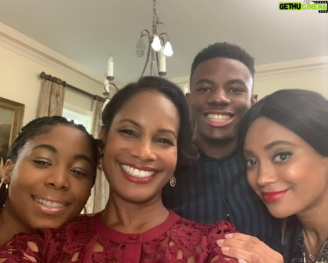 Brandon Gilpin Instagram - “Greyson Family Christmas” is back on air! It’s that time of year again family! Grab your family’s this holiday season and enjoy our movie! On Bounce TV tonight at 8pm & NOW FOR FREE ON AMAZON PRIME & TUBI Go stream that now! LOVE ALL MY CAST AND CREW! We made memories we will never forget! RIP CAROL SUTTON 🖤🙏🏾 #greysonfamilychristmas #ShowTimeBrando #actor #brandongilpin #christmasmovies