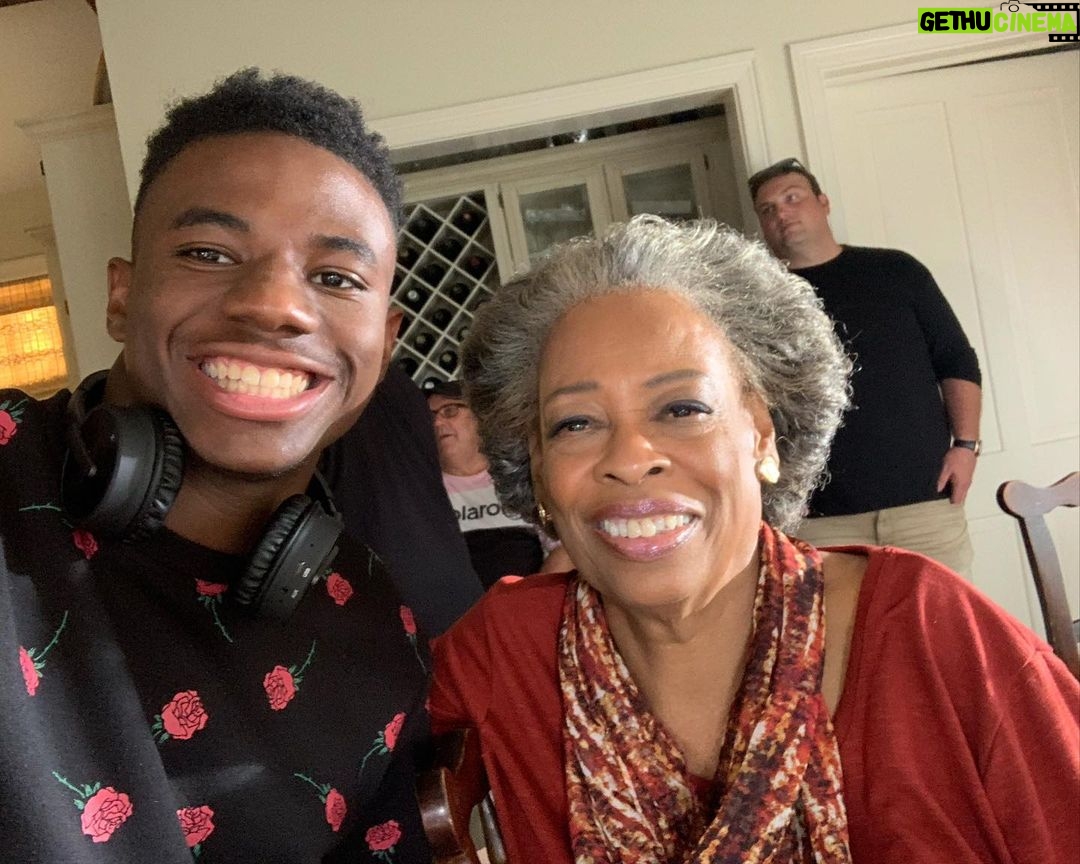Brandon Gilpin Instagram - “Greyson Family Christmas” is back on air! It’s that time of year again family! Grab your family’s this holiday season and enjoy our movie! On Bounce TV tonight at 8pm & NOW FOR FREE ON AMAZON PRIME & TUBI Go stream that now! LOVE ALL MY CAST AND CREW! We made memories we will never forget! RIP CAROL SUTTON 🖤🙏🏾 #greysonfamilychristmas #ShowTimeBrando #actor #brandongilpin #christmasmovies