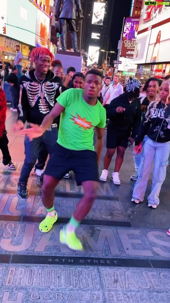 Brandon Gilpin Instagram - Day 6 of #MoveLikeDat 🕺🏾🇯🇲🗽🤩 Had to hit IT IN NYCC s/o my dawg @dre_da_dancer 🕺🏾🕺🏾 🎵: ShowTimeBrando - Move Like Dat 🎵(OUT EVERYWHERE NOW ) #ShowTimeBrando #dancehall #nyc