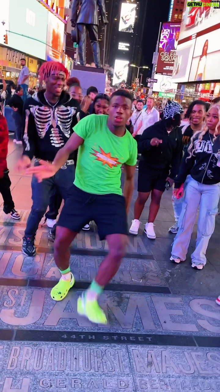 Brandon Gilpin Instagram - Day 6 of #MoveLikeDat πΊπΎπ―π²π½π€© Had to hit IT IN NYCC s/o my dawg @dre_da_dancer πΊπΎπΊπΎ π΅: ShowTimeBrando - Move Like Dat π΅(OUT EVERYWHERE NOW ) #ShowTimeBrando #dancehall #nyc
