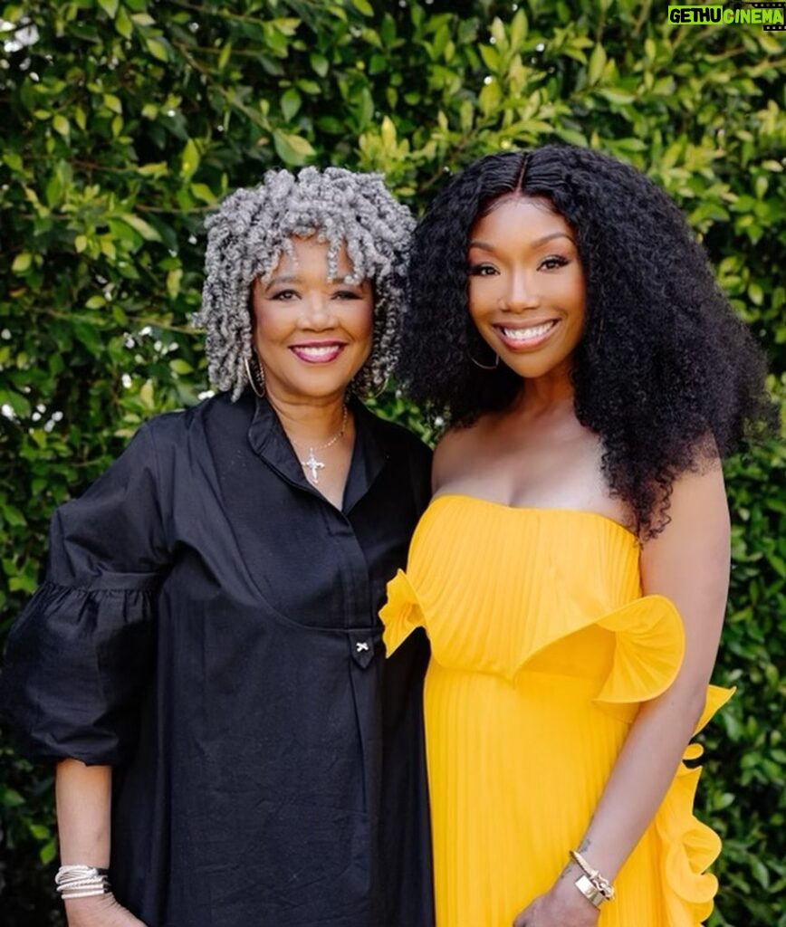 Brandy Norwood Instagram - Happy Mothers Day to all the beautiful Mothers and Mother figures in this world! #divineFeminine 🌹 I love you @sonjanorwood and @syraismith unconditionally ♥ @bestbuddies 🙏🏽 Happy Mother's Day