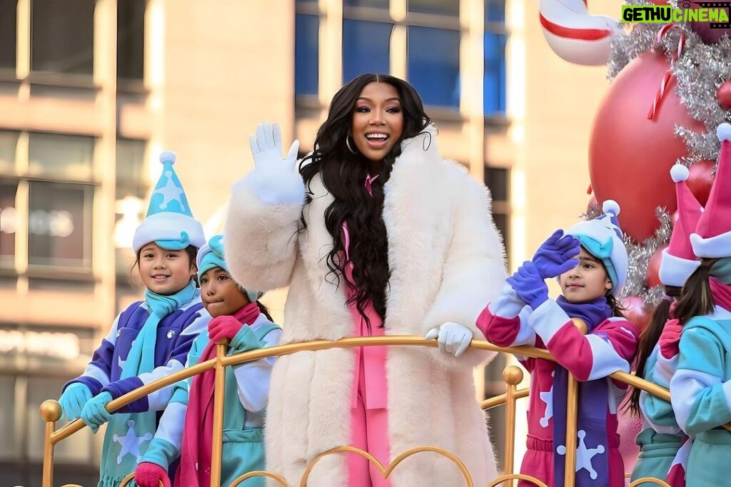 Brandy Norwood Instagram - I pray everyone had beautiful day of being thankful and remembering to count your blessings. Happy Thanksgiving #macysthanksgivingdayparade #christmaswithbrandy swipe to the end for the performance