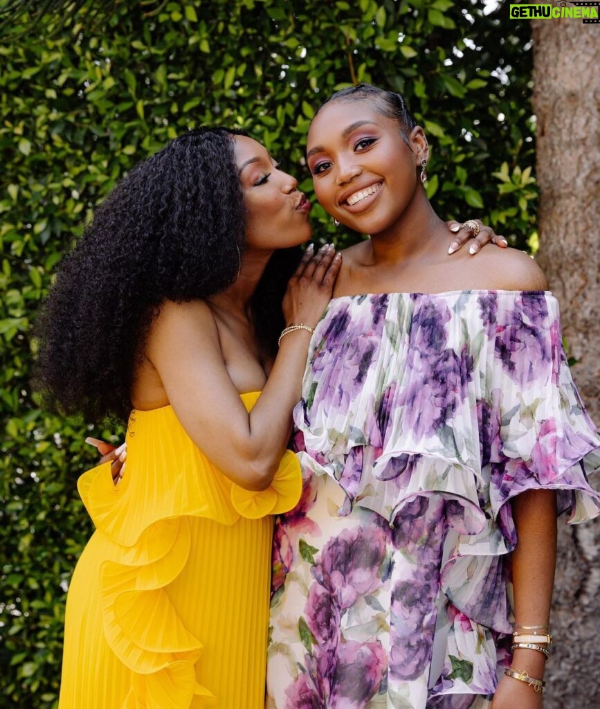 Brandy Norwood Instagram - Happy Mothers Day to all the beautiful Mothers and Mother figures in this world! #divineFeminine 🌹 I love you @sonjanorwood and @syraismith unconditionally ♥️ @bestbuddies 🙏🏽 Happy Mother's Day