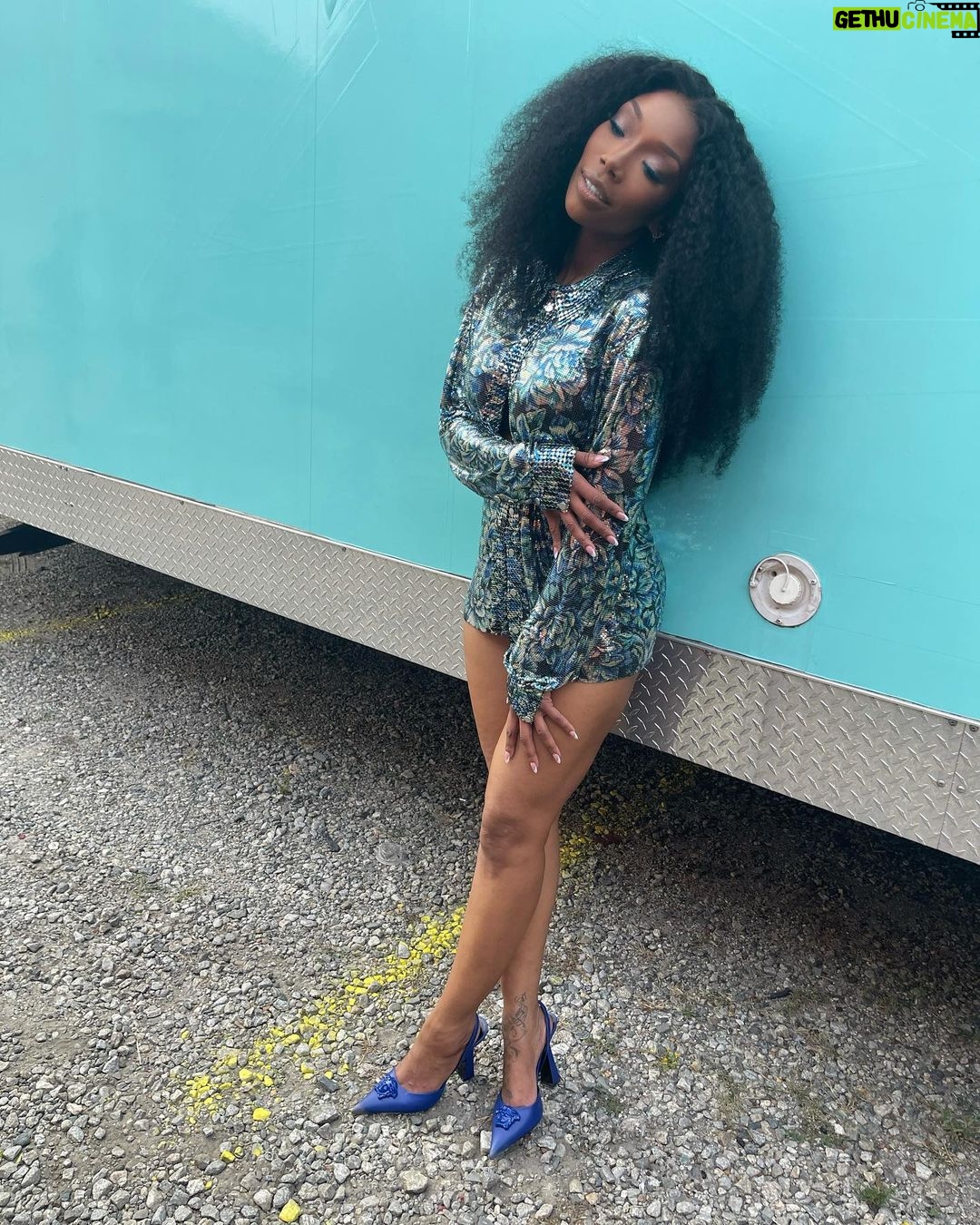 Brandy Norwood - 251.1K Likes - #aboutYesterday♥️ it’s the third slide for me @tiwasavage 🤣
#somebodySon
#waterandgarri