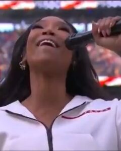 Brandy Norwood Instagram - What a moment♥️ Thank you God for courage and a solid foundation. I love you. @syraismith Mama loves you♥️♥️ @sonjanorwood @vocalcoachnorwood @rayj @thisisryanramsey @elidjahofficial @rayconglobal @frankgatson @princesslove @epikraynorwood @melodylovenorwood @ashleyseanthomas @makeupartistgaby @nikkrokkshair @dredavis @salxo Congrats to the @rams 💙💛 🕊✝️♠️♦️ #westcoast - check out my reel for more of this moment. Wow♠️🙏🏾🤞🏾 SoFi Stadium