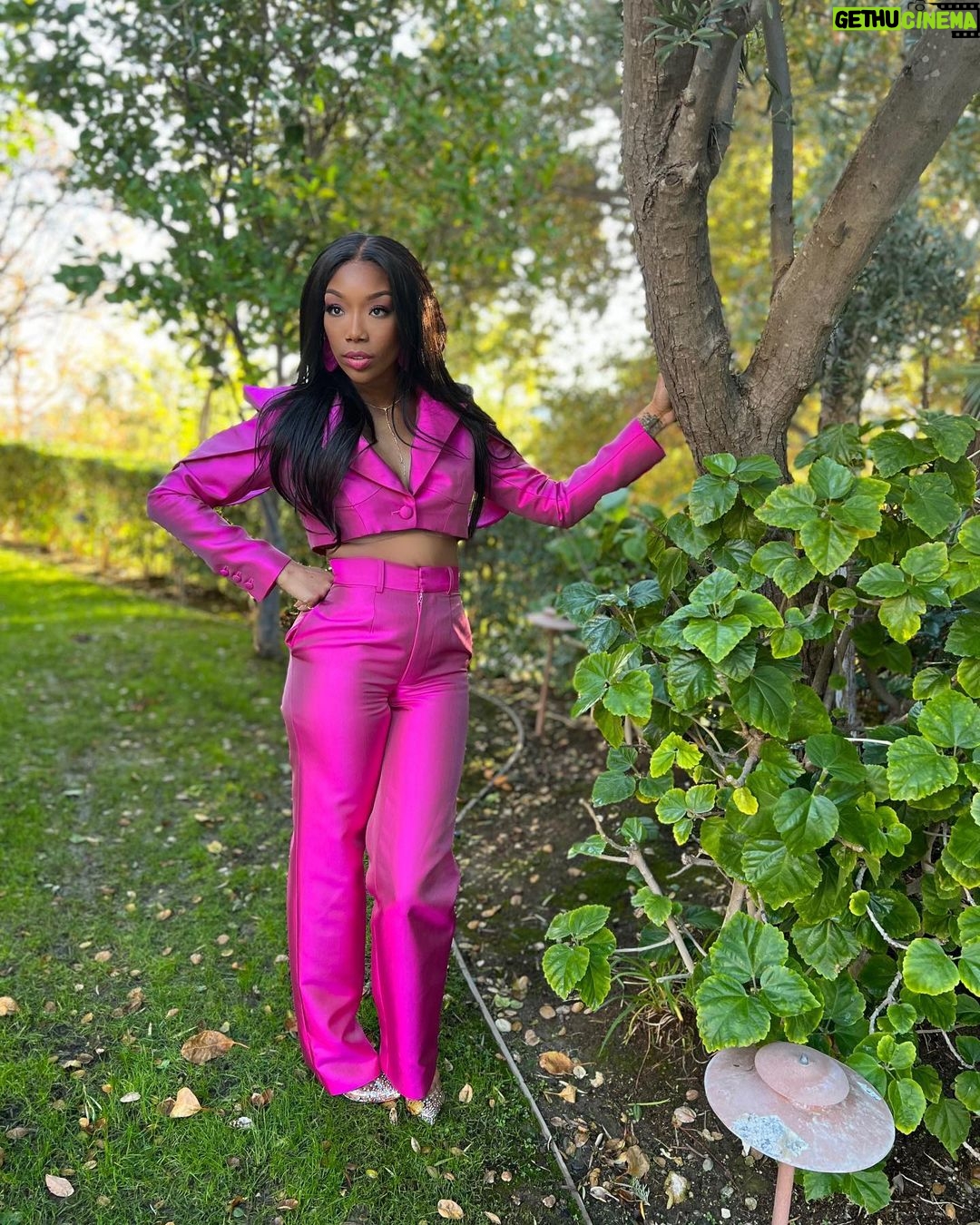 Brandy Norwood - 304.1K Likes - I pinky swear I’m fine 💕💕
Loooove y’all
Swipe to the END
Suit - @alietteny
Earrings - @jude.benhalim
Necklace/rings- @shayjewelry
#aka💕💚💕
#canvas #fineaf #dealwithit