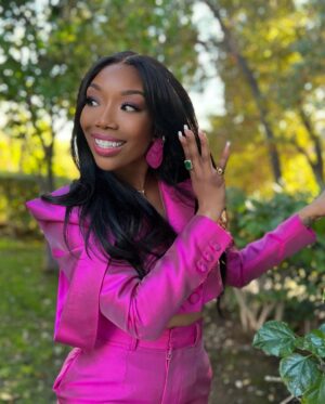 Brandy Norwood Instagram - I pinky swear I’m fine 💕💕 
Loooove y’all
Swipe to the END

Suit - @alietteny 
Earrings - @jude.benhalim 
Necklace/rings- @shayjewelry

#aka💕💚💕
#canvas #fineaf #dealwithit