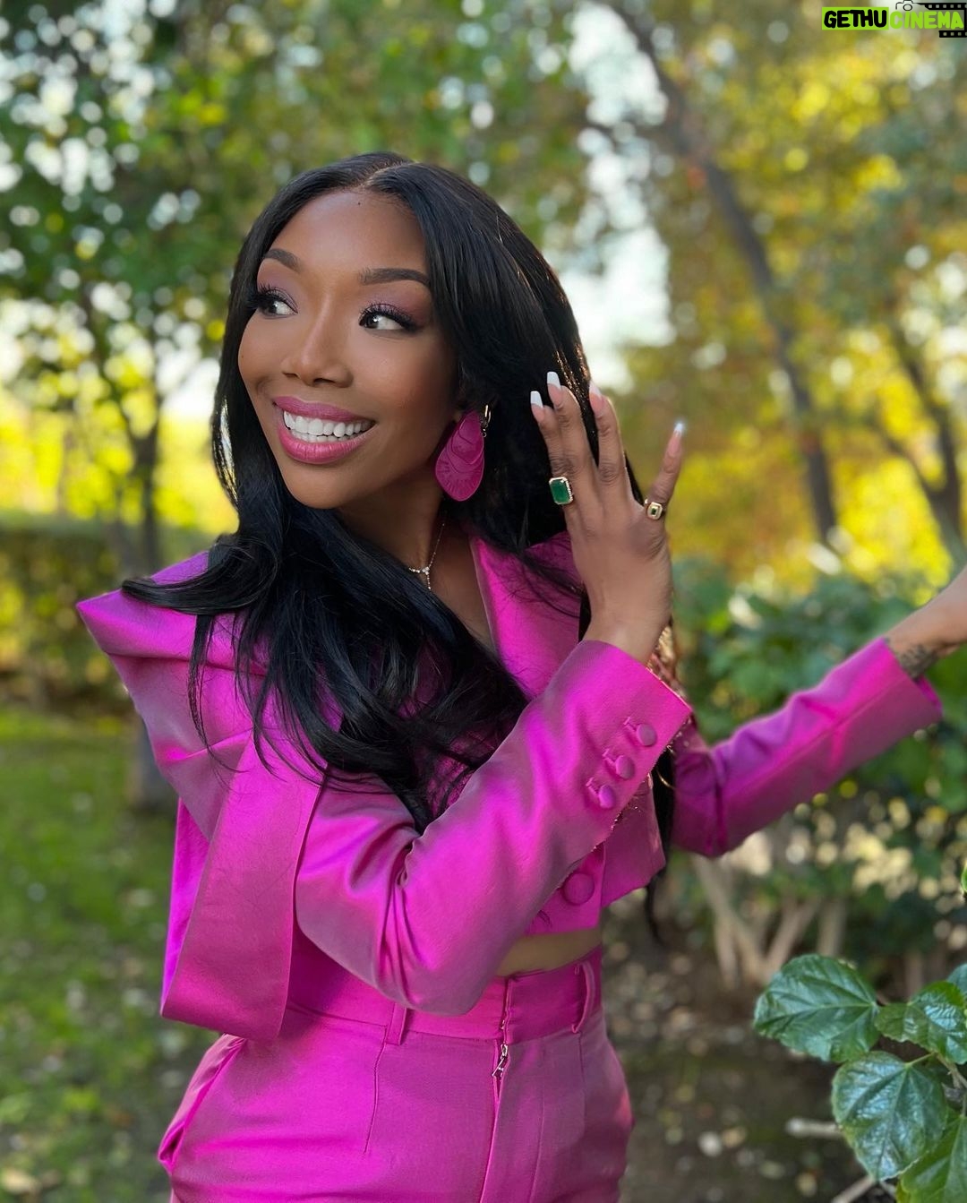 Brandy Norwood - 304.1K Likes - I pinky swear I’m fine 💕💕
Loooove y’all
Swipe to the END
Suit - @alietteny
Earrings - @jude.benhalim
Necklace/rings- @shayjewelry
#aka💕💚💕
#canvas #fineaf #dealwithit
