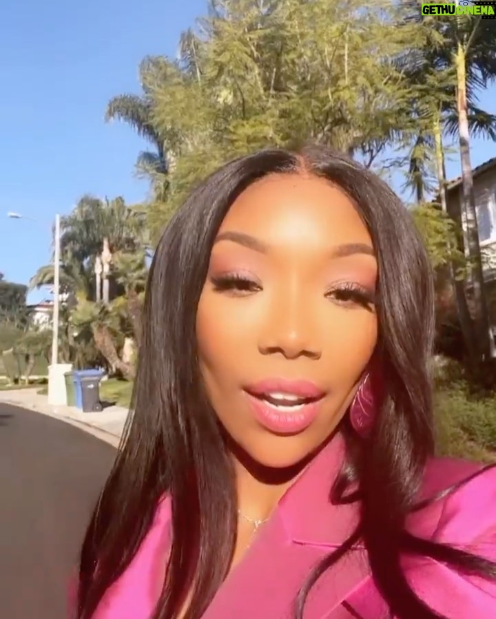 Brandy Norwood Instagram - I pinky swear I’m fine 💕💕 Loooove y’all Swipe to the END Suit - @alietteny Earrings - @jude.benhalim Necklace/rings- @shayjewelry #aka💕💚💕 #canvas #fineaf #dealwithit Pretty in Pink