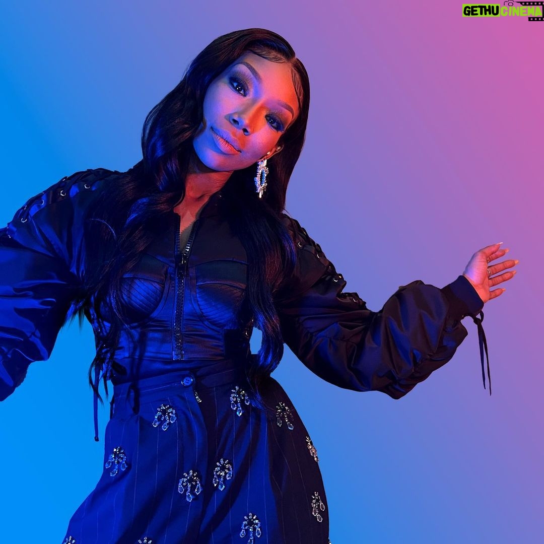 Brandy Norwood Instagram - Thank you @amas ♥️ representing the #Crown Fashion: @dolcegabbana Style: @ashleyseanthomas Makeup: @makeupsurgeon Hair: @nikkrokkshair Photography: @sikoraent Nails: @the.nail.nest - be kind, be safe ♥️ #syraisMom @syraismith