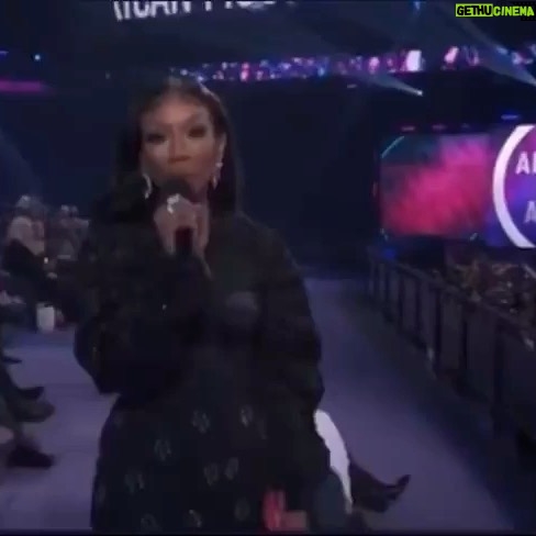 Brandy Norwood Instagram - Thank you @amas ♥️ representing the #Crown Fashion: @dolcegabbana Style: @ashleyseanthomas Makeup: @makeupsurgeon Hair: @nikkrokkshair Photography: @sikoraent Nails: @the.nail.nest - be kind, be safe ♥️ #syraisMom @syraismith