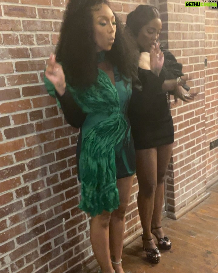 Brandy Norwood - 251.1K Likes - #aboutYesterday♥️ it’s the third slide for me @tiwasavage 🤣
#somebodySon
#waterandgarri
