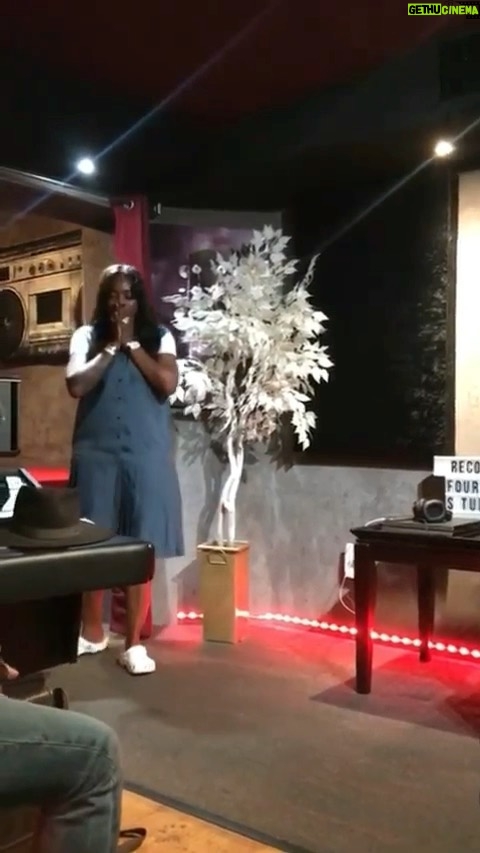 Brandy Norwood Instagram - Our song “Sombody’s Son” big Solutions🖤♠️ #RichKing🙏🏾