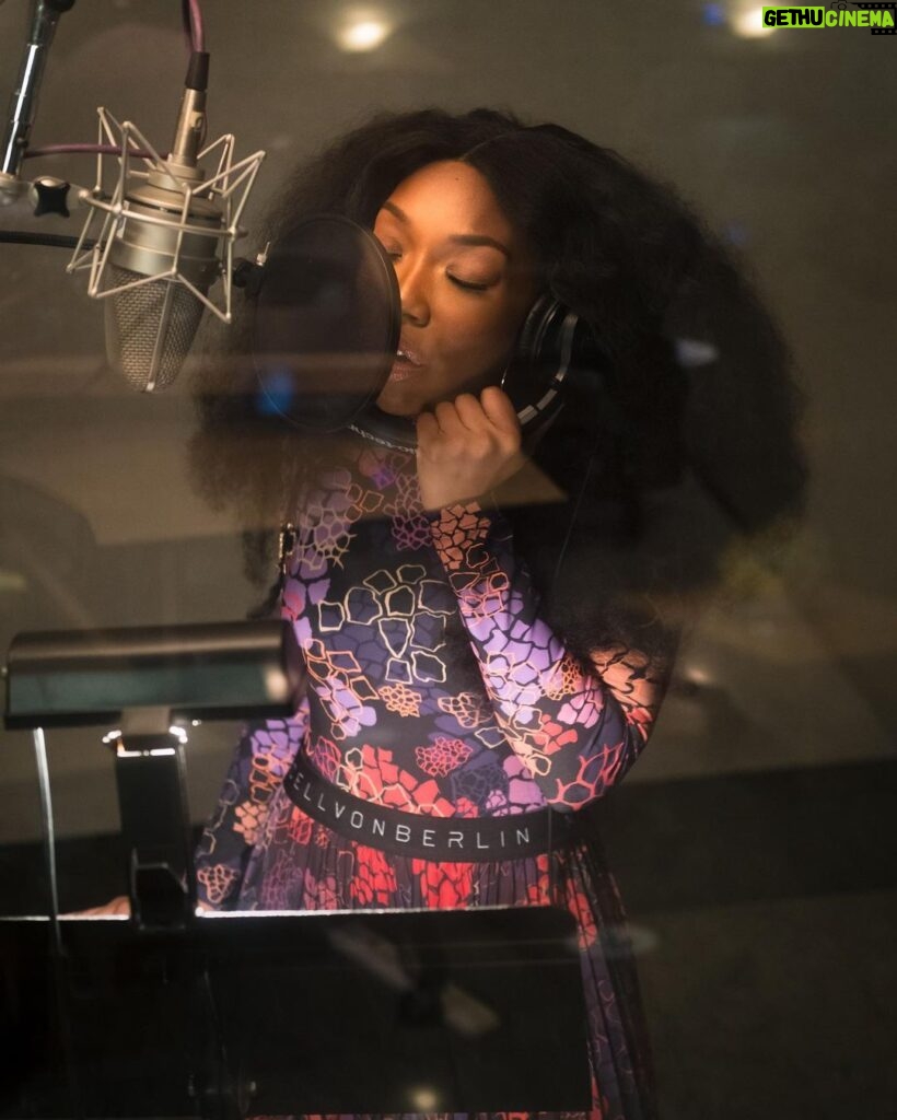 Brandy Norwood Instagram - ✨ SPECIAL ANNOUNCEMENT ✨ On May 21st, Walt Disney Records will release the new Disney Princess Anthem “Starting Now” sung by yours truly!! I had an amazing time working with @oakestra to record an original song that celebrates courage and kindness. Thank you to all the songwriters and my Disney family for this magical moment ♥️♥️ #UltimatePrincessCelebration @thedisneyprincesses x @disney
