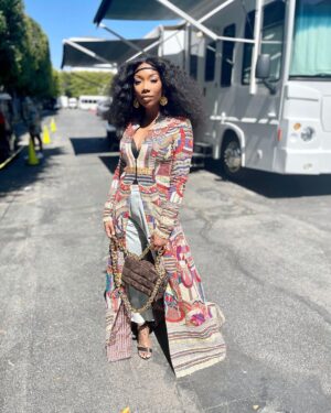 Brandy Norwood Instagram - There she goes....♥️

Robe @anamikakhanna.in 
Jeans @delafuente.co
Shoes @louboutinworld
Bag @newbottega

Hey @theycallmecamper - thank you for this bomb ass bag♥️ I luh you ⛺️