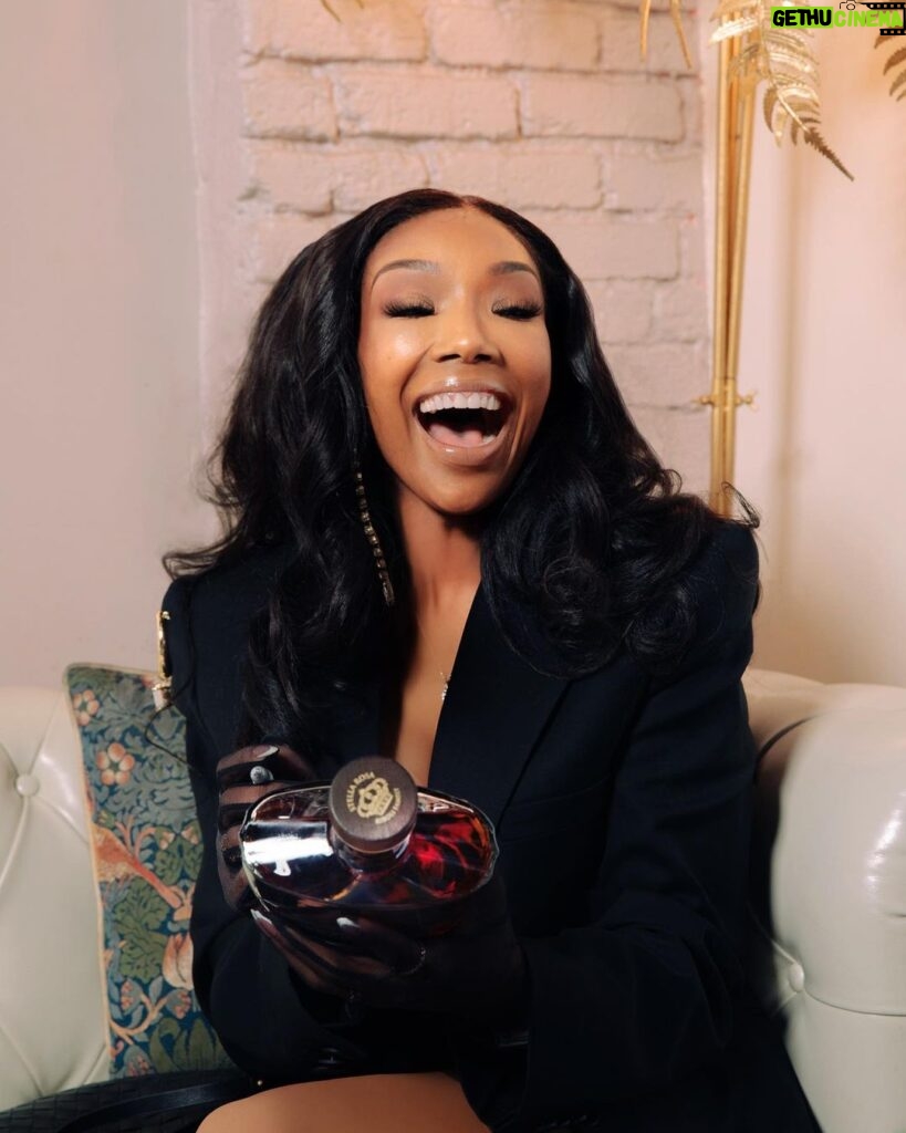 Brandy Norwood Instagram - Celebrate the holidays with #StellaRosaBrandy! Check out the product locator highlight on @stellarosabrandy to find the product near you ✨