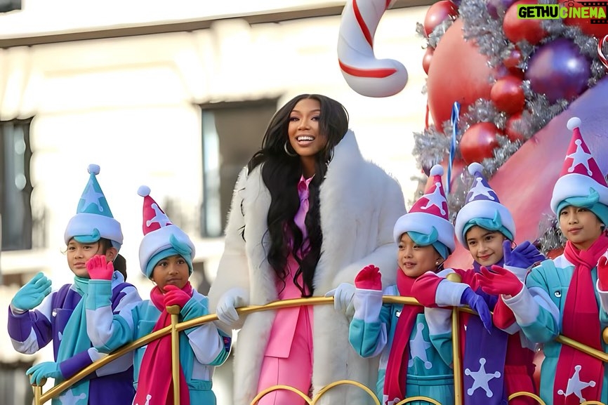 Brandy Norwood Instagram - I pray everyone had beautiful day of being thankful and remembering to count your blessings. Happy Thanksgiving #macysthanksgivingdayparade #christmaswithbrandy swipe to the end for the performance