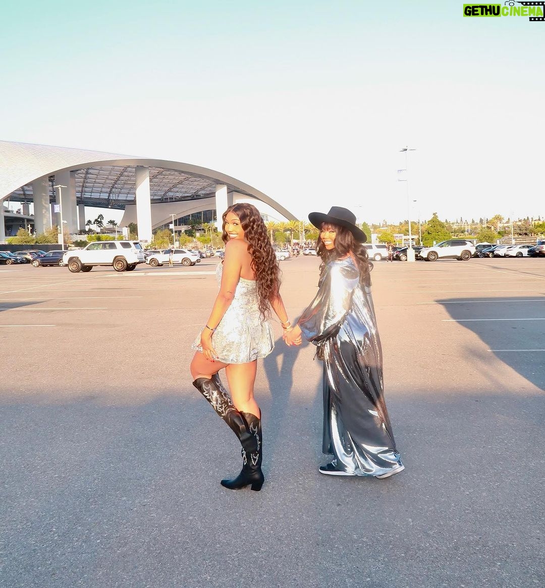 Brandy Norwood - 254.5K Likes - Thank you my sweet girl for taking your Mom out on the town. I love you @syraismith ♥️ #renaissanceworldtour thank you @msvfox for your beautiful hospitality and letting us join you in your suite. What a lady♥️