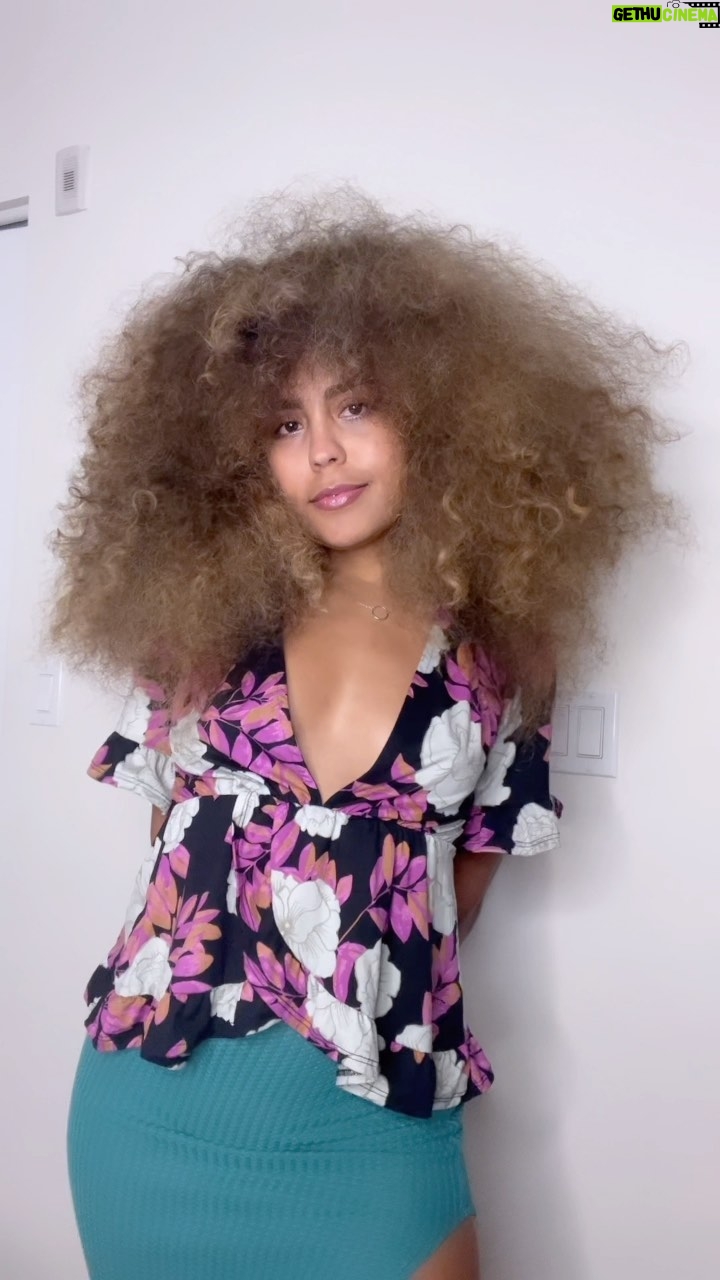 Brashell Santos Instagram - Hoy es viernes y mi cabello se gobierna!!!! 🤠Brush brush hasta que ocurra la magia 🤩✨ #Curly #CurlyHair #curlyhairstyles
