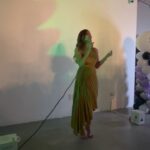 Brashell Santos Instagram - @lilytaverasss lanza su Podcast “Descifrando el Oite” Con la participación de figuras del medio artístico internacional, la actriz e influencer Lily Taveras celebró el lanzamiento del Podcast “Descifrando el Oí’te”. La actividad que fue celebrada el viernes 08 de septiembre, en la ciudad de Miami contó con la participación de medios internacionales como Telemundo y Univisión. El público en general podrá tener acceso a los episodios del podcast a partir del 21 de septiembre a través de distintas plataformas como: Spotify, YouTube y Apple Music. En esta nueva etapa ha incursionado en el mundo del Podcast con la intención de aportar soluciones a las problemáticas sociales que están detrás de cada una de las frases que la han dado la popularidad en redes sociales. Con su peculiar voz y su picardía, la mujer ha logrado ganarse el cariño del público, que siempre le pregunta ¿de dónde sacas tantas ocurrencias? Y precisamente para responder ese tipo de interrogantes, surge el Podcast “Descifrando el Oí’te”. En el evento, la artista manifestó su gratitud al equipo de actores, modelos y comunicadores que la acompañarán en este nuevo recorrido: Brashell Santos, Maina Torres, Rubert Manuel, Ricardo Burgos, Brayan Salazar y Michael Hung. Destacó el arduo trabajo y compromiso que los caracteriza y que seguramente llevarán este proyecto al éxito. @artsylatalent Artsy la talent