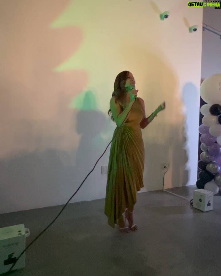 Brashell Santos Instagram - @lilytaverasss lanza su Podcast “Descifrando el Oite” Con la participación de figuras del medio artístico internacional, la actriz e influencer Lily Taveras celebró el lanzamiento del Podcast “Descifrando el Oí’te”. La actividad que fue celebrada el viernes 08 de septiembre, en la ciudad de Miami contó con la participación de medios internacionales como Telemundo y Univisión. El público en general podrá tener acceso a los episodios del podcast a partir del 21 de septiembre a través de distintas plataformas como: Spotify, YouTube y Apple Music. En esta nueva etapa ha incursionado en el mundo del Podcast con la intención de aportar soluciones a las problemáticas sociales que están detrás de cada una de las frases que la han dado la popularidad en redes sociales. Con su peculiar voz y su picardía, la mujer ha logrado ganarse el cariño del público, que siempre le pregunta ¿de dónde sacas tantas ocurrencias? Y precisamente para responder ese tipo de interrogantes, surge el Podcast “Descifrando el Oí’te”. En el evento, la artista manifestó su gratitud al equipo de actores, modelos y comunicadores que la acompañarán en este nuevo recorrido: Brashell Santos, Maina Torres, Rubert Manuel, Ricardo Burgos, Brayan Salazar y Michael Hung. Destacó el arduo trabajo y compromiso que los caracteriza y que seguramente llevarán este proyecto al éxito. @artsylatalent Artsy la talent