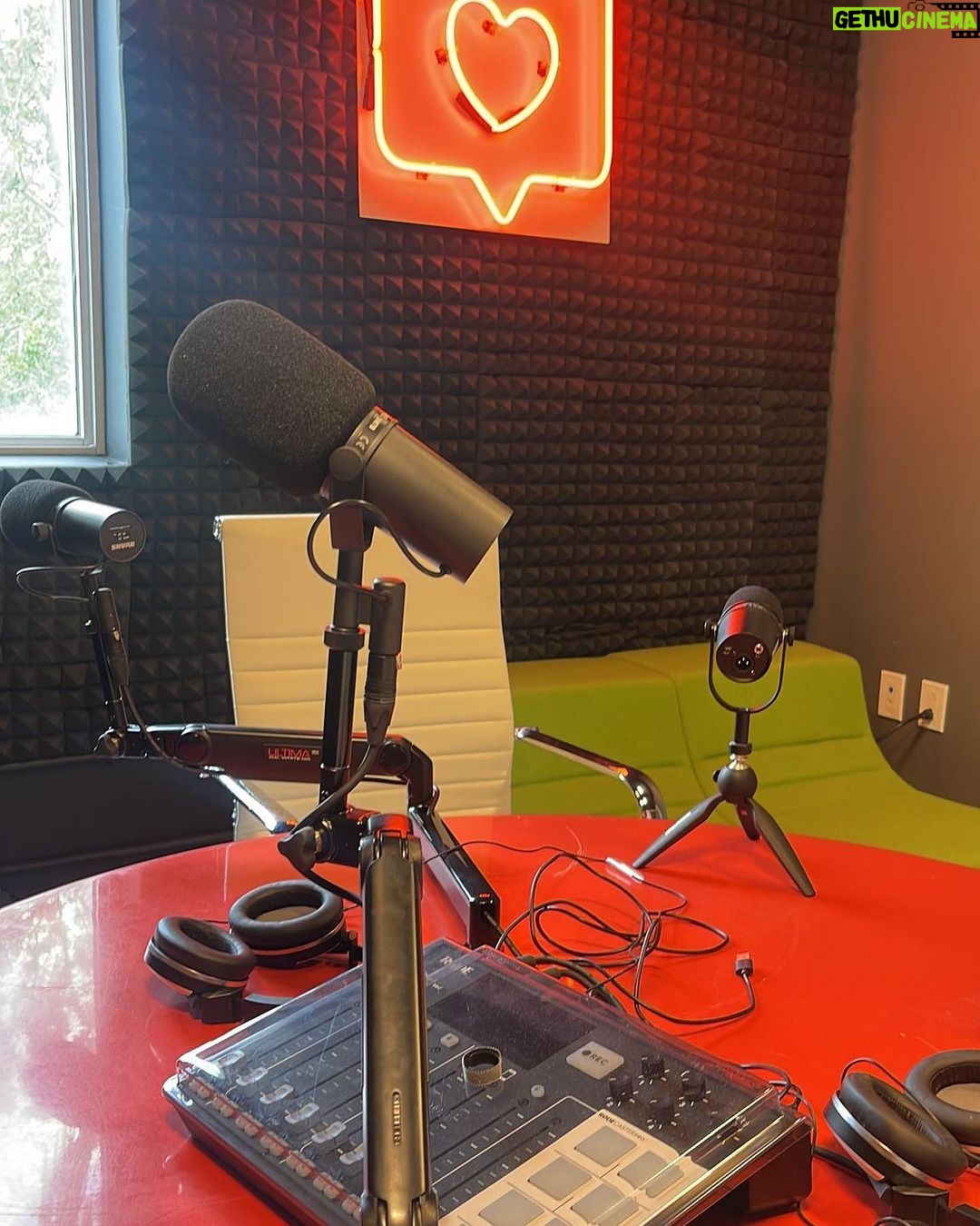 Brashell Santos Instagram - Discutir con hombres latinos, es como leer el acuerdo de licencia de Apple; al final ignoras todo lo leído y haces click en acepto.! “Descifrando” Por mi canal de YouTube. Filmado en Miami @artsystudiomiami Oí’tee @mainatorres @rubert_manu @brashellsantos @soybryansalazar @wenxuanpower2022 @beardandhatactor Y esta servidora.