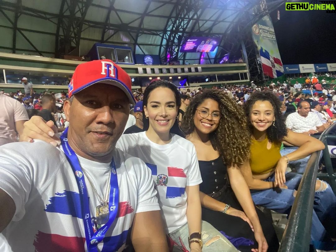 Brashell Santos - 606 Likes - Coro mañanero <3 #SerieDelCaribe2022