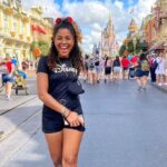 Brashell Santos Instagram - Yo siendo yo en Disney. Lo siento, no puedo controlarlo 🙈😂😂 no me habia dado cuenta de que estaba grabando con mi celular, miren el 2do video 😂😂😂😂😂😂 #disneyworld #magickingdom Magic Kingdom