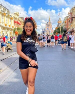 Brashell Santos Instagram - Yo siendo yo en Disney. Lo siento, no puedo controlarlo 🙈😂😂 no me habia dado cuenta de que estaba grabando con mi celular, miren el 2do video 😂😂😂😂😂😂 #disneyworld #magickingdom