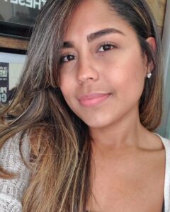 Brashell Santos Instagram - El pelo rizado se puede poner lacio? Yes, yes, yes, yes, claaro que yes!!! 🎶 solo tienes que encontrar las manos indicadas que te traten tu cabello con amor, cuidado y respeto para que los rizos no se maltraten 🥰 . . En mi caso aqui en Miami es @mge_hair_miami la unica que puede controlar este pelucon sin maltratarlo. De esa manera cuando te vuelves a lavar el pelo, tus rizos siguen fabulosos y no tienes regrets 💜 #confia 😊✌🏽 . . 🎶 Music: My Go Away Dream Musician: Not The King. 👑 MIAMI florida / EE.UU