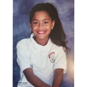 Brashell Santos Instagram - Esta foto marcó un antes y un después en mí autoestima, nunca había compartido esta historia y hoy quiero contársela a ustedes. Durante años me sentí fea y que tenia que arreglarme con mucho maquillaje, llegué hasta a utilizar extensiones de pelo para sentirme "más bonita" porque según yo era una "feita bien arreglada". Ese auto concepto lo tuve desde el día de esta foto hasta hace menos de 1 año para ser honesta. 

Ese día recuerdo que fui al colegio con mi cabello suelto, me sentía super linda, fui con mi amiguita al baño a ponerme lápiz en los ojos y todo, muy agentadita al fin, me sentía mega hermosa hasta que tocó mi turno. La asistente del fotógrafo me vio y puso una cara como que mi cabello era lo más feo que había visto en su vida y recuerdo que le dijo algo a su compañera super indiscreto sobre mí desgreñe y me dijo "siéntate ahí", tomó un cepillo y me hizo esa cola que se ve en la foto sin la menor delicadeza, recuerdo que me estaba halando el pelo y yo con mis ojitos aguados de los halones, odiando y culpando a mi cabello.

El día de entregar las fotos ella entregó a varias de mis amiguitas, normal y al momento de sacar mi foto su cara fue de espanto tan notorio que algunos amiguitos se rieron, me paré a recibir la foto y desde ese día la odié para toda la vida y empecé a criticarme fuertemente.

En este momento de mi vida veo esta foto y todo lo que puedo apreciar es una niña hermosa, es gracioso que solía pensar a esa edad que yo era la niña más fea de la clase solamente por la opinión de una persona, tenia solo ¡¡9 añitos!!.
Me tomó mucho crecer y descubrir lo bonita que era y lo bonita que todavía soy. Ahora es el momento en que me amo más que nunca y veo esta imagen con amabilidad y amor, ahora sé lo equivocada que estaba conmigo misma y lo dura que fui durante años. 

Gracias por llegar hasta aquí y leer mi historia 💜😘