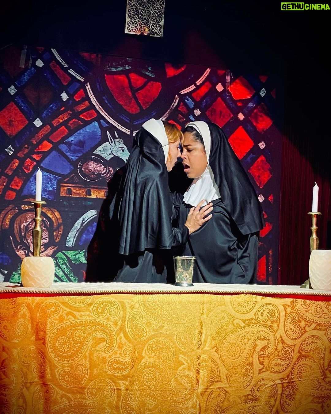 Brashell Santos Instagram - Les presento a “LA SANTA CEDE” 😍🙏🏽 vi esta obra por primera vez en Santo Domingo bajo la dirección y adaptación de @rosaaurora1 y me enamoré! La disfruté tanto que la llegue a ver unas 3 o 4 veces (y cuidado). Cada vez que terminaba de verla estaba convencida de dos cosas: de que me gustaba demasiado y de que quería montarla algún día. Desde que le dije a Rosa mis intenciones me dijo: “dale con tó” y no lo pensé dos veces, no me arrepiento! El momento llegó gracias a @microtheatermiami al @ccemiami y a la maravillosa @eugenia.sancho que aceptó encargarse de la dirección y el montaje de este lindo proyecto que con tantas ganas y amor será presentado a partir de HOY en microteatro y por supuesto con mi talentosa y elegida Sor Eva @sofiasoysofia 💜 - LA SANTA CEDE Dramaturgia: @roblesteatro @rosaaurora1 Dirección: @eugenia Protagonizada por: @sofiasoysofia y @brashellsantos Gracias @postalesdeluna por las fotos y videos 💜 “El convento de las Redentoras Descalzas esconde más de un secreto. El interior de sus celdas está repleto de amor; Amor sagrado, amor divino y a veces… amor terrenal. Podrán Sor Eva y Sor Sofía transcender esas cuatro paredes y alcanzar la plenitud?” Miami, Florida