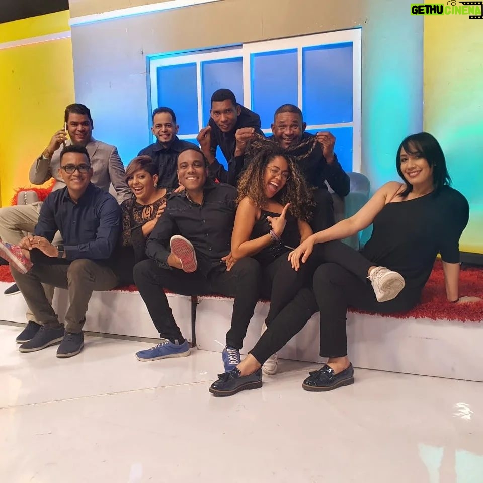 Brashell Santos Instagram - En mi casa, el show de @miguelyraymond con mis compañeros que adoro 💜 @miguelcespedesofficial @yesnunezoficial @uldaactriz @starlingaquino @rafabobatv Color Vision, Canal 9