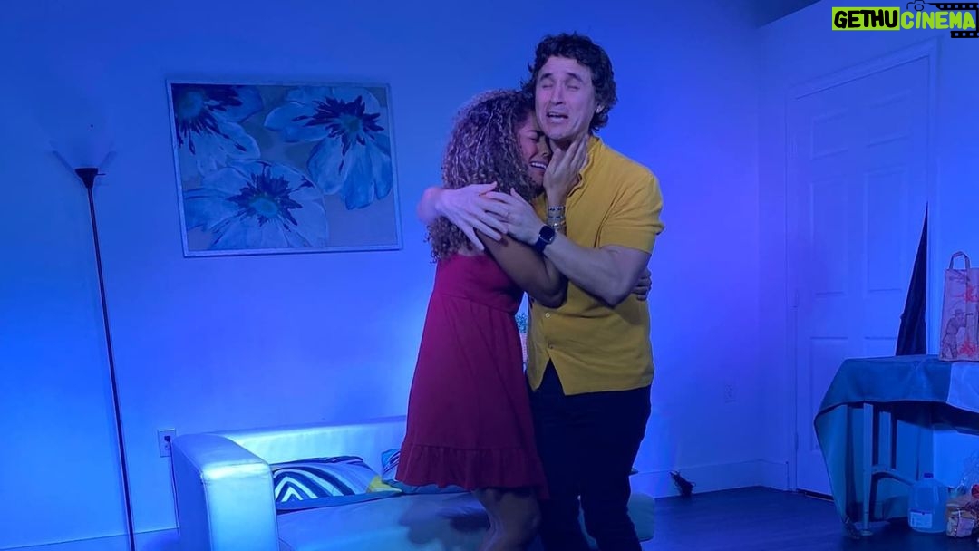 Brashell Santos Instagram - Que emocioooooooooonnnnnn!!!!! Sentir las risas, los aplausos y la energia del público es TAN maravilloso y gratificante 🤩 Todo un exito nuestras 2 primeras funciones de apertura en @microtheatermiami 🎭 "¿Qué más puede salir mal?". GRACIAS a todos los que se dieron cita. Continuamos HOY a las 8:30pm y 9:45pm. No te quedes fuera!! Estaremos presentandonos hasta el 18 de diciembre, todos los viernes y sabados en #MicroteatroMiami . . #QueMasPuedeSalirMal Microtheater Miami