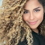 Brashell Santos Instagram - Así le doy volumen a mi pelo luego de definirlo ☺️ #curly #curlyhair #pelorizo #rizos #definicionderizos