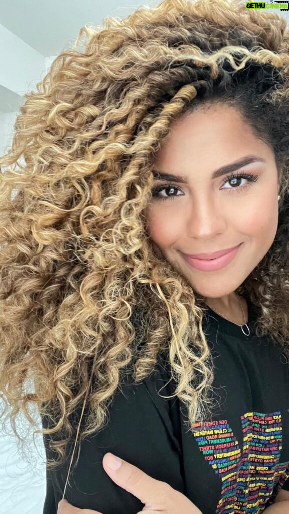 Brashell Santos Instagram - Así le doy volumen a mi pelo luego de definirlo ☺️ #curly #curlyhair #pelorizo #rizos #definicionderizos