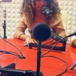 Brashell Santos Instagram - Alguien está en esa edad? Señores @descifrandopodcast se estrena mañana pero como en todo proyecto exitoso hay cosas inevitables que suceden. Ya está en YouTube todos los inconvenientes que vivimos detrás de cámaras para poder grabar el 1er capítulo de mañana. No dejes que te cuenten, comparte el video y regálame tu suscripción. Cámara y edición: @hector_matiz Lugar: @artsystudiomiami Miami, Florida