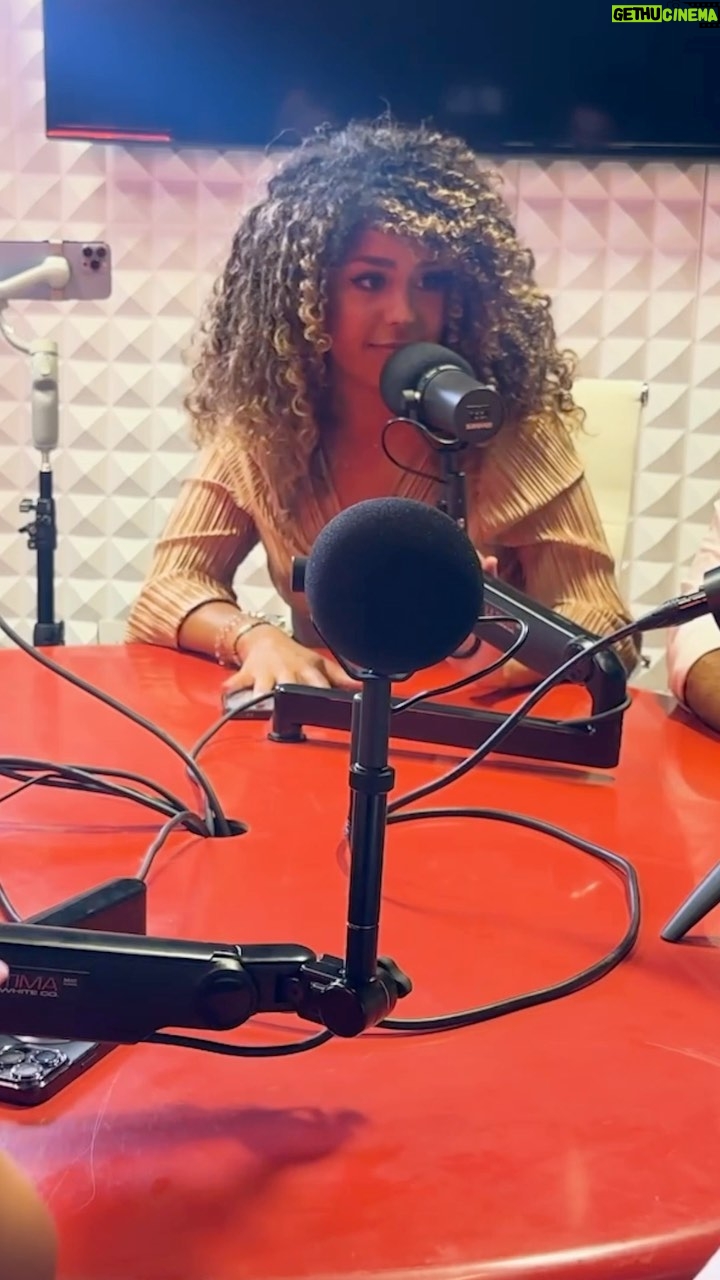 Brashell Santos - 3.5K Likes - Alguien está en esa edad? Señores @descifrandopodcast se estrena mañana pero como en todo proyecto exitoso hay cosas inevitables que suceden.
Ya está en YouTube todos los inconvenientes que vivimos detrás de cámaras para poder grabar el 1er capítulo de mañana.
No dejes que te cuenten, comparte el video y regálame tu suscripción.
Cámara y edición: @hector_matiz
Lugar: @artsystudiomiami