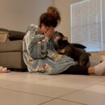 Brashell Santos Instagram - Diganme ustedes si los perritos no son la cosa más bella del mundo? 🥺😍 el que tiene la bendición de tener un animalito a su lado me va a entender. El amor genuino encarnado en 4 paticas 🐾🫶🏽 te amo mi @mochachanga #frenchie #frenchbulldog #bulldogfrances #emotionalsupportanimal