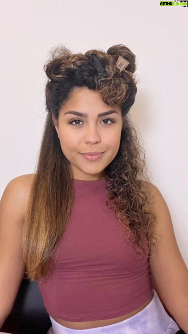 Brashell Santos - 1K Likes - Despues de 2 horas y pico, LOGRÉ poner mi cabello de leoncito liso. Todo muy bonito hasta que llega el frizz como Pedro por su casa 😩😭 #curly #curlyhair #rizos #cachos #pelorizado #fromcurlytostraight