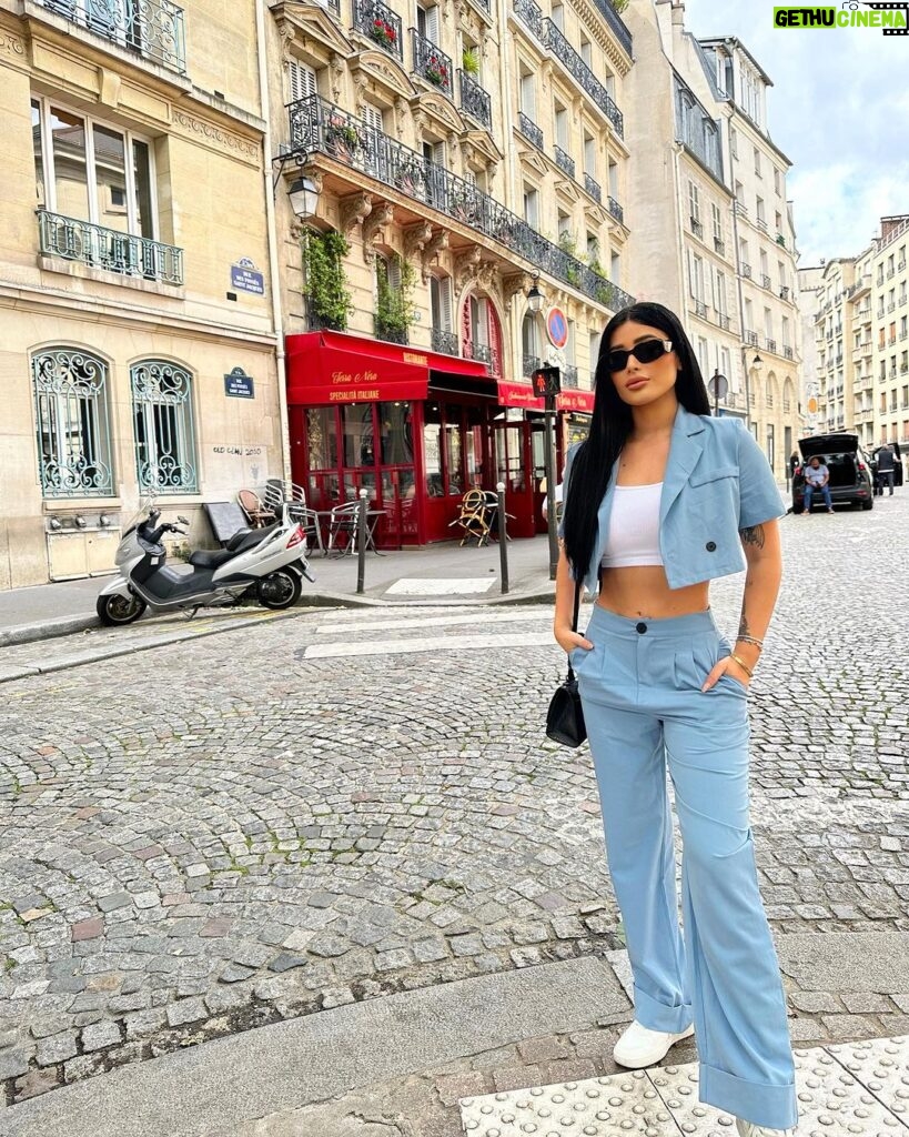 Brenda Zambrano Instagram - 🇫🇷🩵 Paris, France