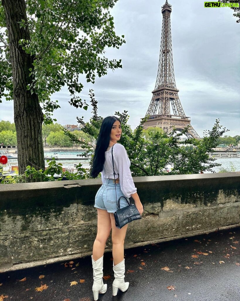 Brenda Zambrano Instagram - 🤍 Paris, France