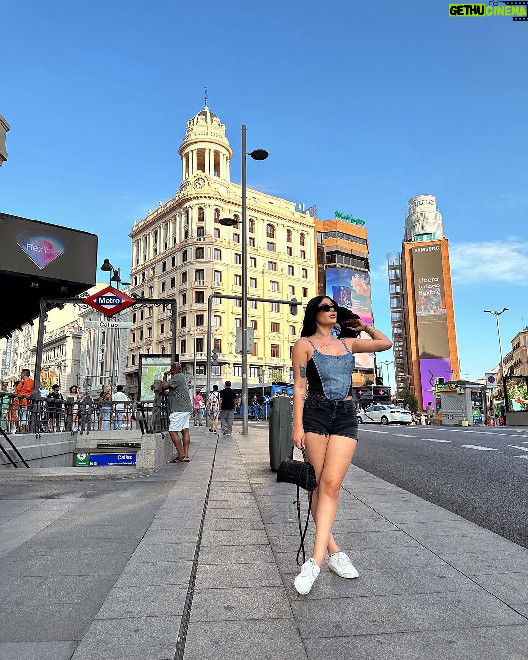 Brenda Zambrano Instagram - 🫰🏻 Madrid, Spain