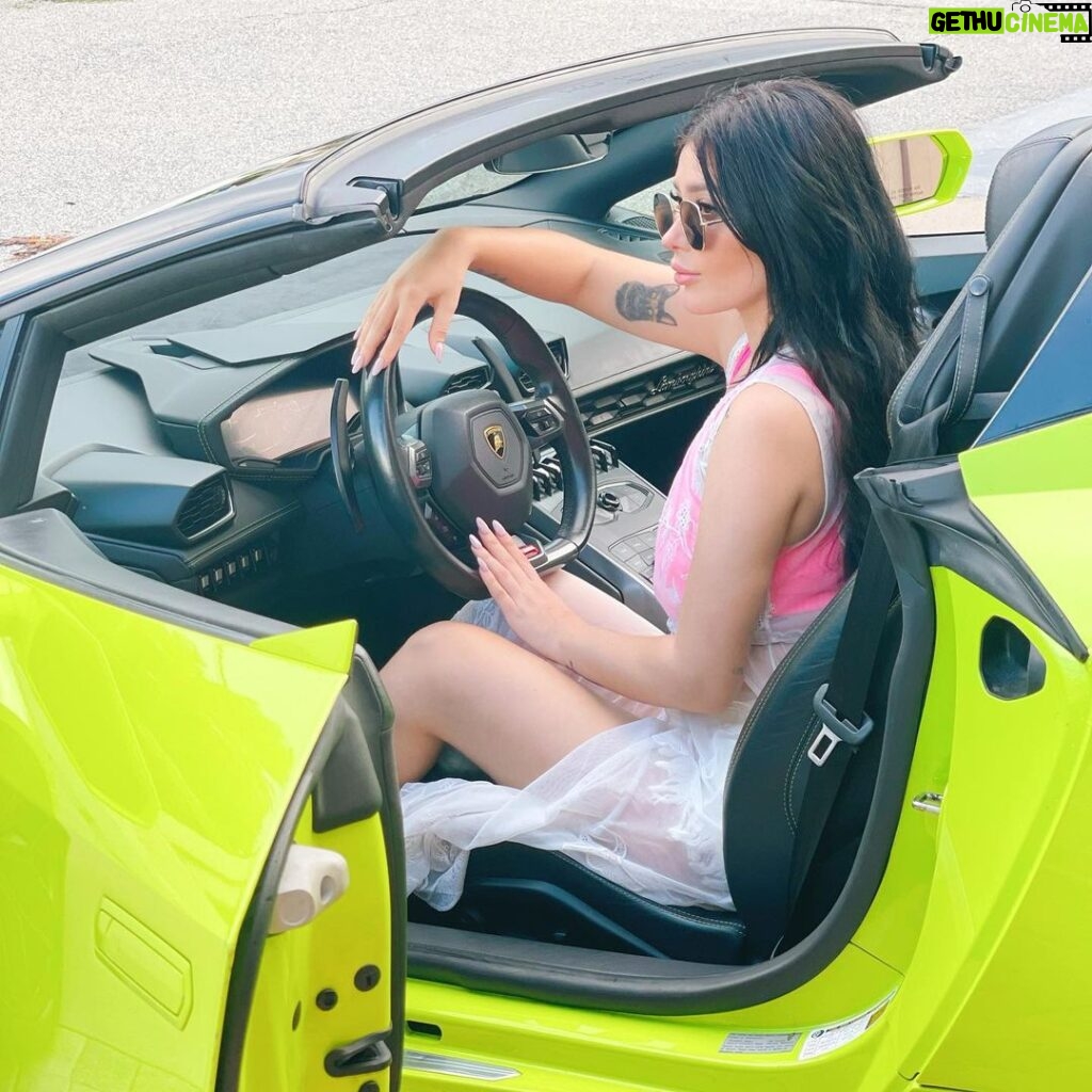 Brenda Zambrano Instagram - Mi lugar favorito soy yo cuando tengo dinero. 😂 Miami, Florida