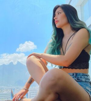 Brenda Zambrano Instagram - Algún día cuando estés en paz, te alegrará tanto no haberte rendido. 🍀