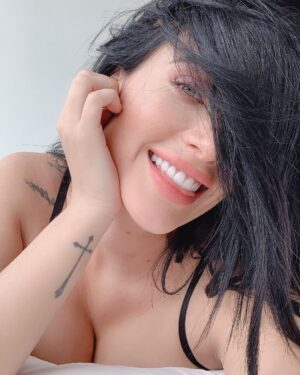 Brenda Zambrano Instagram - Una sonrisa en mi rostro no significa la ausencia de problemas, si no la habilidad de ser feliz por encima de ellos.