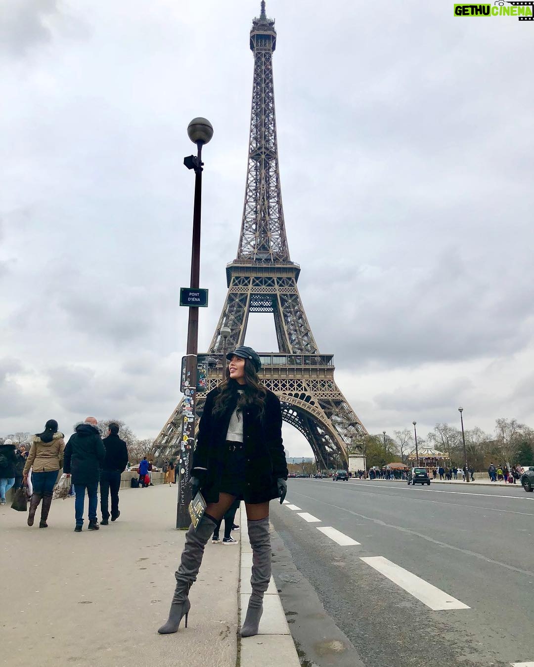 Brenda Zambrano Instagram - La vida te enseña algo nuevo todos los días.💙 Paris, France